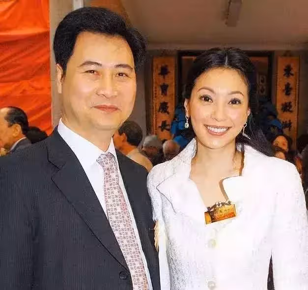 「拋下落難百億前夫」和小11歲80億豪門公子交往　「姊弟戀9年情變」今48歲「容顏變化大」近照詭異
