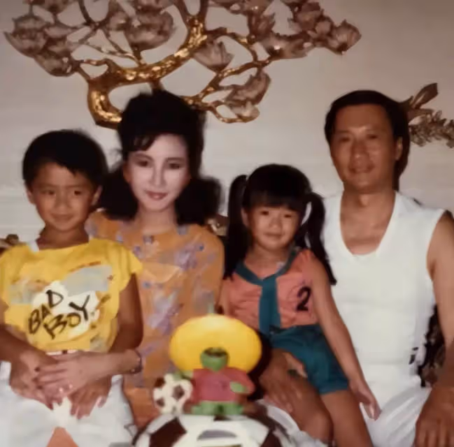 謝霆鋒妹妹罕曬女兒近照!三歲Sara攀高不膽怯,生父至今未公開:和張柏芝一樣 是合格母親