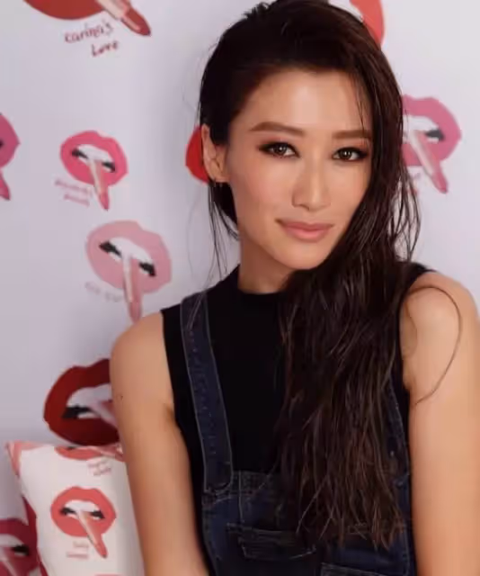 謝霆鋒妹妹罕曬女兒近照!三歲Sara攀高不膽怯,生父至今未公開:和張柏芝一樣 是合格母親