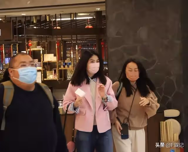 陳慧琳與女助手購物被拍,兩人情同姐妹超越僱主關係