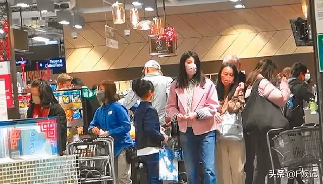陳慧琳與女助手購物被拍,兩人情同姐妹超越僱主關係