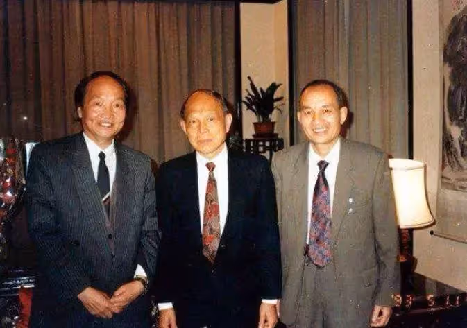 爺爺坐擁千億資產,霍啟剛卻開台20年的老賓士,在街頭髮傳單「願意放下身段」,網友:十分低調的豪門公子!