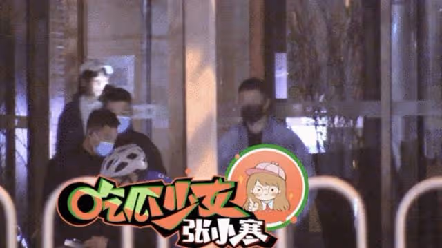 姚笛與神秘男深夜聚會,二人舉止親昵同回公寓,老公此前被曝出軌
