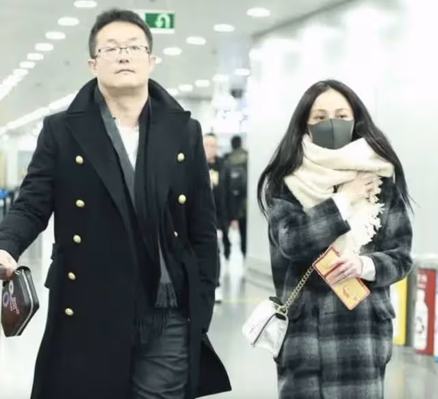 姚笛與神秘男深夜聚會，二人舉止親昵同回公寓，老公此前被曝出軌