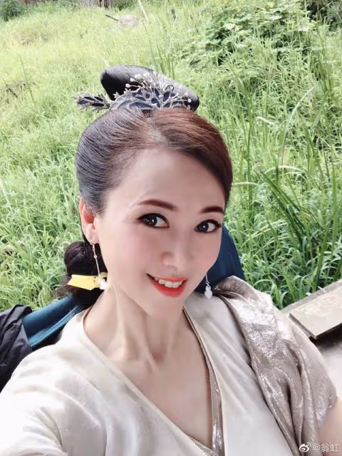 翁虹隔空為95歲父親慶生,稱對方染疫後痊癒,遺憾未返港與其團聚