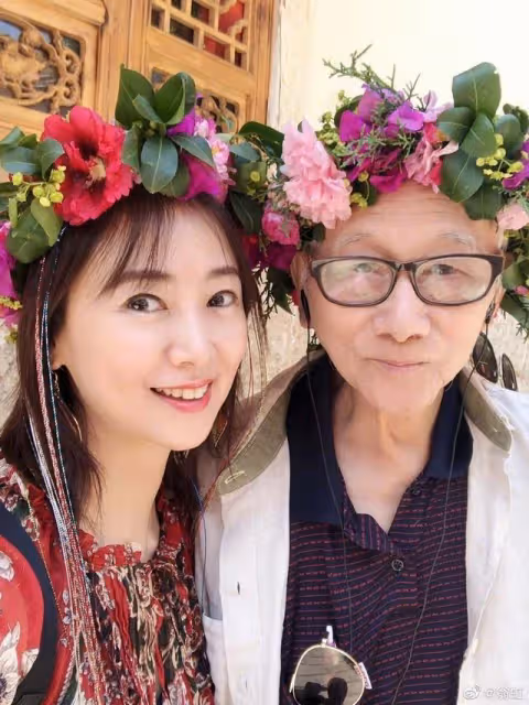 翁虹隔空為95歲父親慶生,稱對方染疫後痊癒,遺憾未返港與其團聚