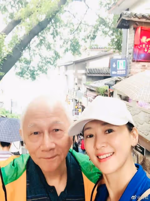 翁虹隔空為95歲父親慶生,稱對方染疫後痊癒,遺憾未返港與其團聚