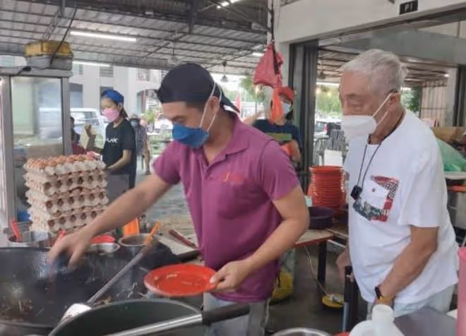 王羽去世後曾江首露面,國外度假心情好,現身大排檔吃飯接地氣
