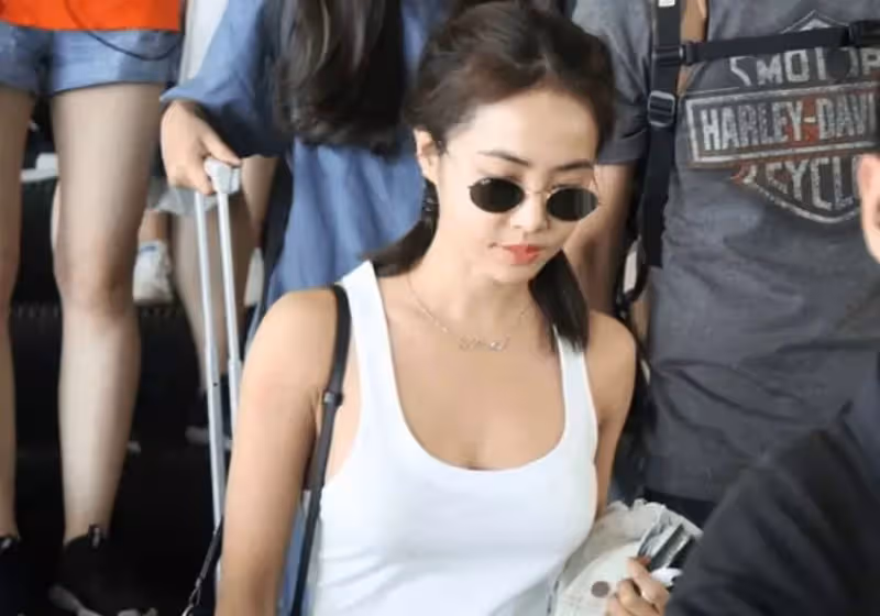 蔡依林解鎖「懶漢背心」，十塊錢的地攤貨，穿出了十萬塊的高級感，包不住豐腴好身材，網：不愧是天后氣場