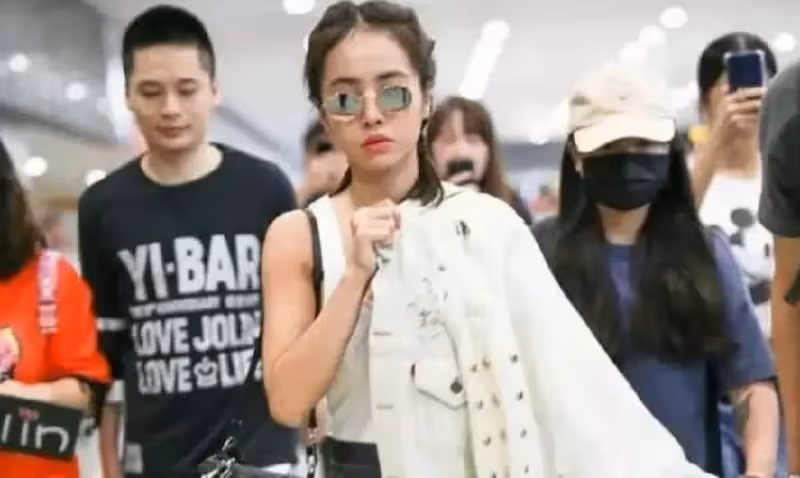 蔡依林解鎖「懶漢背心」，十塊錢的地攤貨，穿出了十萬塊的高級感，包不住豐腴好身材，網：不愧是天后氣場