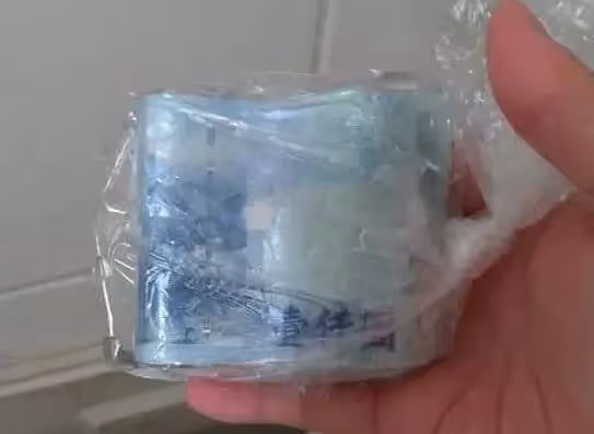 媽媽來看望懷二胎的女兒,臨走時提醒「米里有雞蛋」,女兒伸手進米袋一摸,瞬間淚崩,網友:溫柔的媽媽
