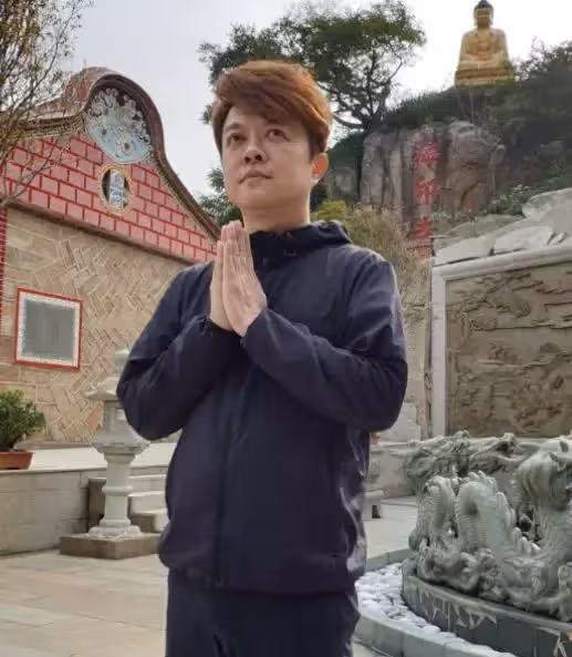 才熬風波謀復出！翁立友開直播「左臉詭異抽搐」親口坦承病況　醫師一看「劈頭罵是絕症」當場嚇傻