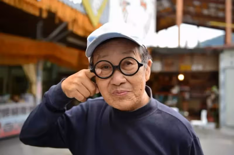 「每天醒來都多賺一天」！脫線活了87年首吐養老秘訣　緊牽愛妻手「享受山林生活」網稱羨：神仙眷侶