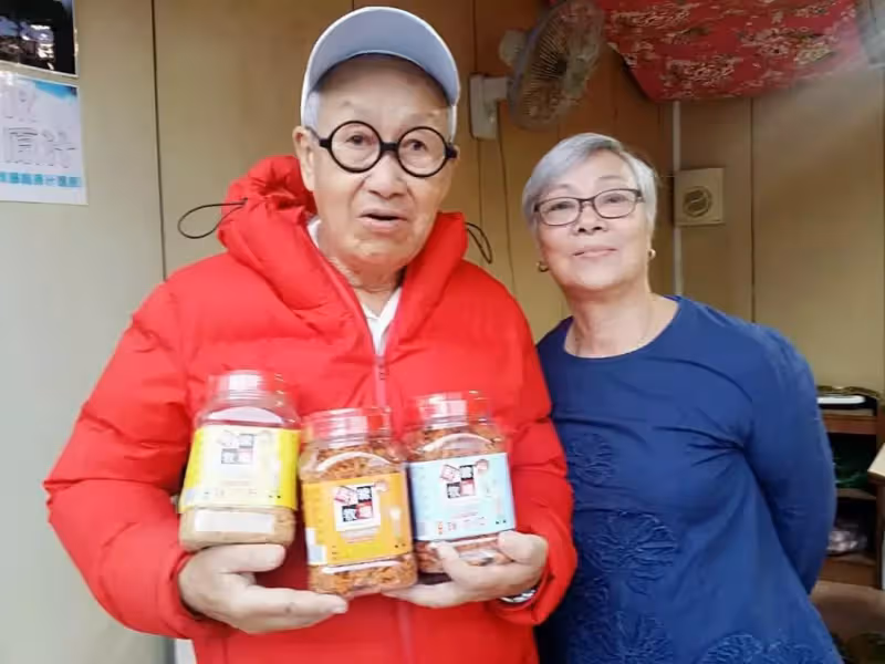 「每天醒來都多賺一天」！脫線活了87年首吐養老秘訣　緊牽愛妻手「享受山林生活」網稱羨：神仙眷侶