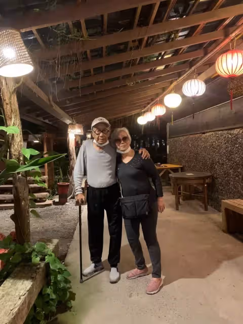 「每天醒來都多賺一天」！脫線活了87年首吐養老秘訣　緊牽愛妻手「享受山林生活」網稱羨：神仙眷侶