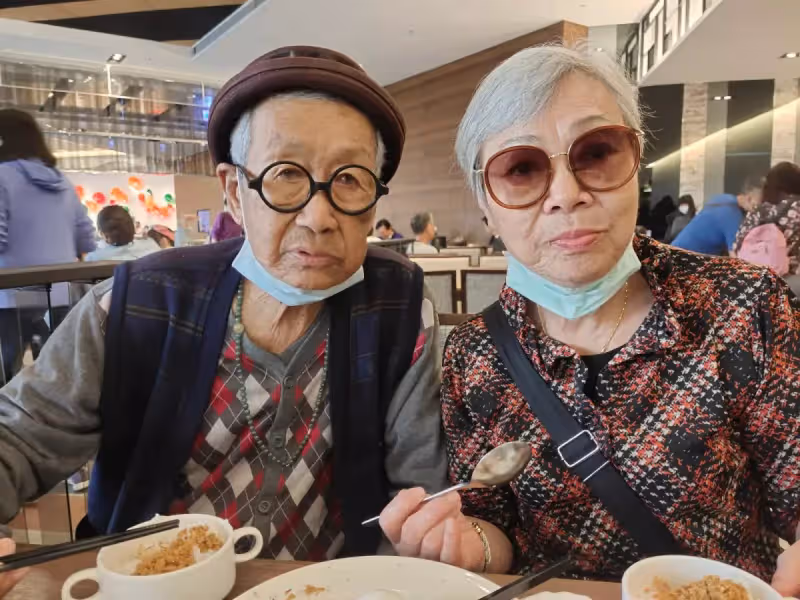 「每天醒來都多賺一天」！脫線活了87年首吐養老秘訣　緊牽愛妻手「享受山林生活」網稱羨：神仙眷侶