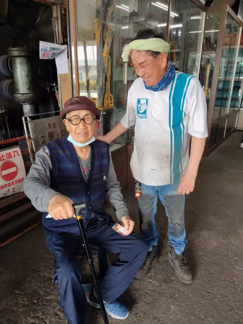 「每天醒來都多賺一天」！脫線活了87年首吐養老秘訣　緊牽愛妻手「享受山林生活」網稱羨：神仙眷侶