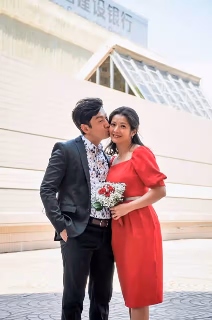 《麻辣鮮師》女星宣布3度結婚！打破大S紀錄「嫁32年前初戀」　甜喊「願意為對方冠夫姓」：孩子樂見其成