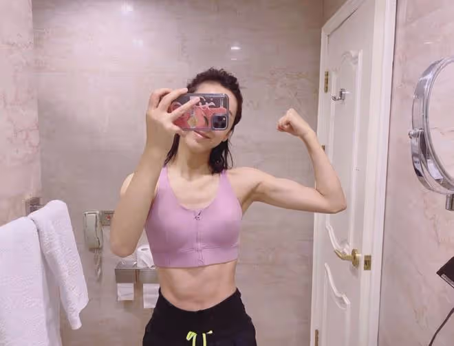 女星宣璐罕曬馬甲線，穿運動內衣大方秀肌肉，鏡頭下皮膚白到發光