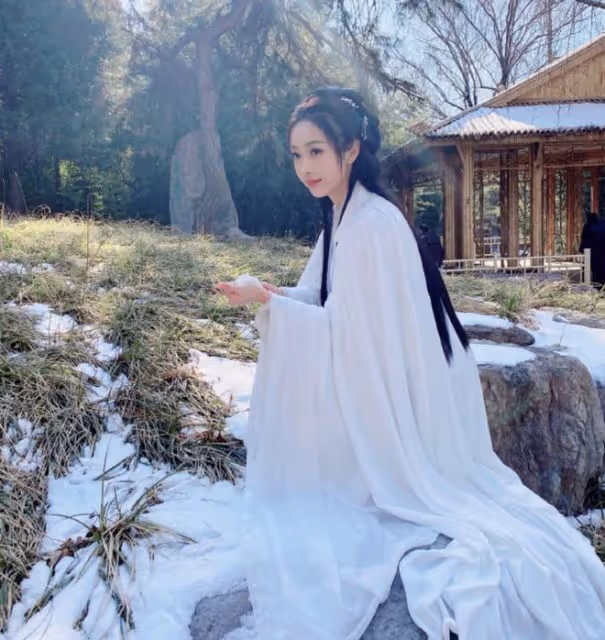 女星宣璐罕曬馬甲線，穿運動內衣大方秀肌肉，鏡頭下皮膚白到發光