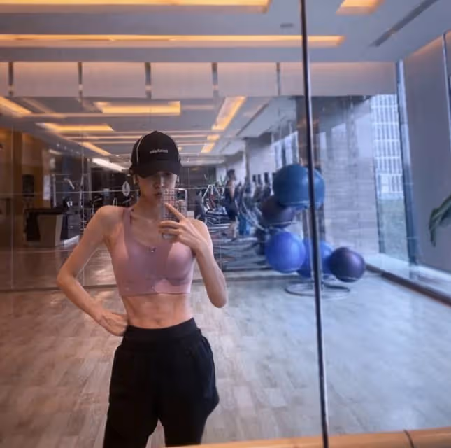 女星宣璐罕曬馬甲線，穿運動內衣大方秀肌肉，鏡頭下皮膚白到發光