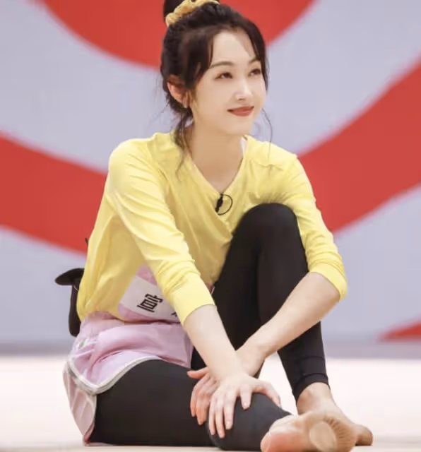 女星宣璐罕曬馬甲線,穿運動內衣大方秀肌肉,鏡頭下皮膚白到發光