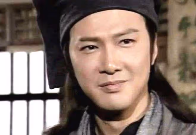 老戲骨陳榮峻接濟39歲男星,被對方公開感謝,收入低曾開公交養家