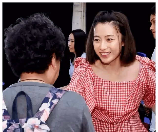 五官土氣,身材肥胖,這5位素人是怎麼打敗女明星成功嫁入豪門的