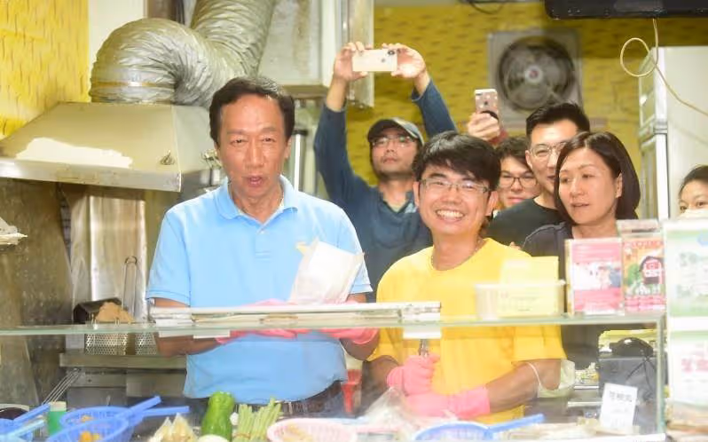 隔6年後悔了,郭臺銘當年說重話「博士不該賣雞排」 浪費教育資源 如今親自道歉:是我看走眼
