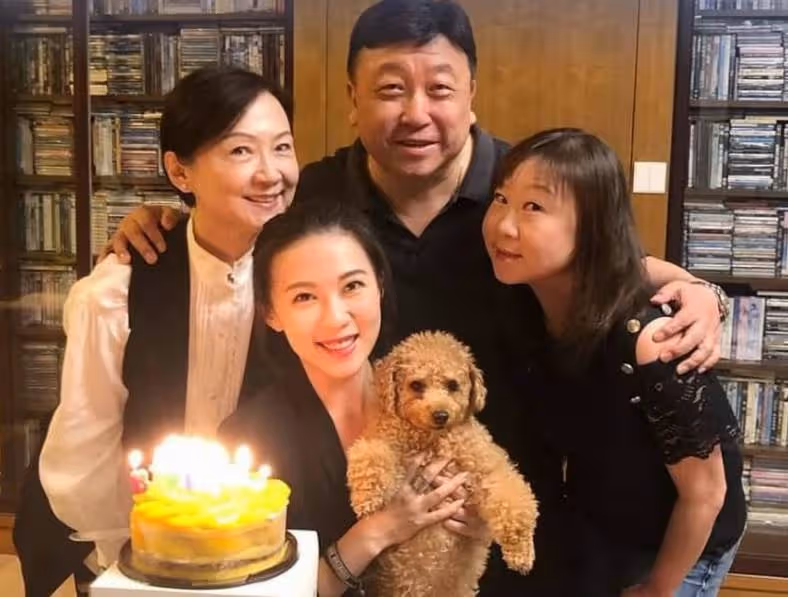 66歲王晶全家罕曝光,31歲女兒名牌大學畢業氣質出衆,不靠老爸甘當配角,妻子自然衰老撞臉邱淑貞