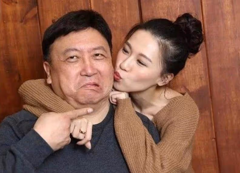 66歲王晶全家罕曝光,31歲女兒名牌大學畢業氣質出衆,不靠老爸甘當配角,妻子自然衰老撞臉邱淑貞