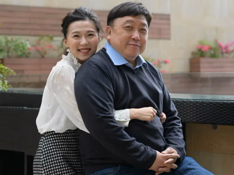 66歲王晶全家罕曝光,31歲女兒名牌大學畢業氣質出衆,不靠老爸甘當配角,妻子自然衰老撞臉邱淑貞