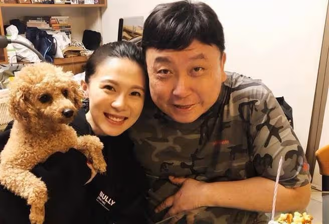 66歲王晶全家罕曝光,31歲女兒名牌大學畢業氣質出衆,不靠老爸甘當配角,妻子自然衰老撞臉邱淑貞