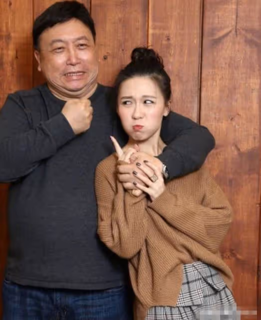 66歲王晶全家罕曝光,31歲女兒名牌大學畢業氣質出衆,不靠老爸甘當配角,妻子自然衰老撞臉邱淑貞