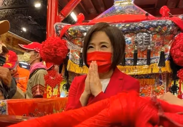 虔誠遶境見媽祖神蹟!于美人「3揮令旗護信徒」下秒神光裂黑雲 「前輩急提醒犯1錯」:糗大了
