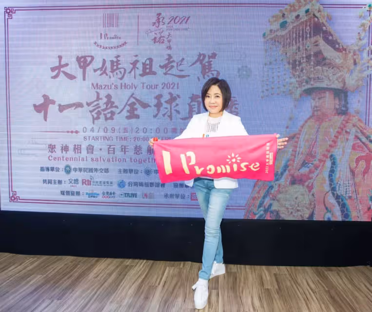 虔誠遶境見媽祖神蹟!于美人「3揮令旗護信徒」下秒神光裂黑雲 「前輩急提醒犯1錯」:糗大了