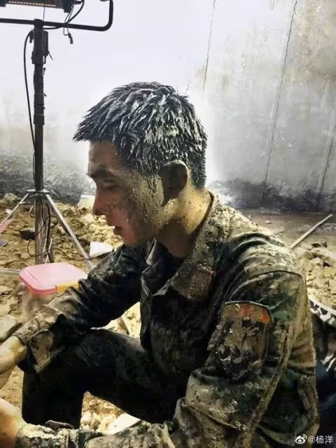 楊洋曬《特戰榮耀》隧道救人花絮照,空降翻牌留言太夢幻!