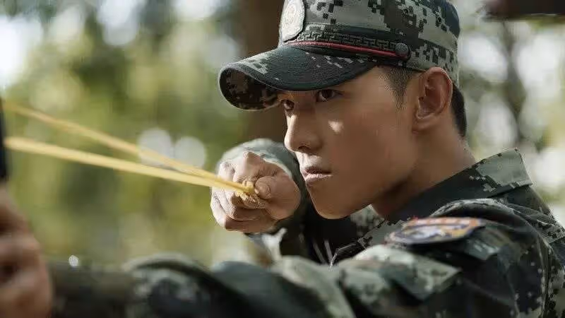楊洋曬《特戰榮耀》隧道救人花絮照,空降翻牌留言太夢幻!