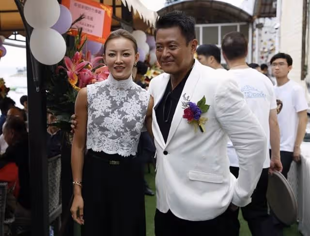知名名媛被曝腳踏兩隻船!同時與富商和律師戀愛,多次遭質疑整容