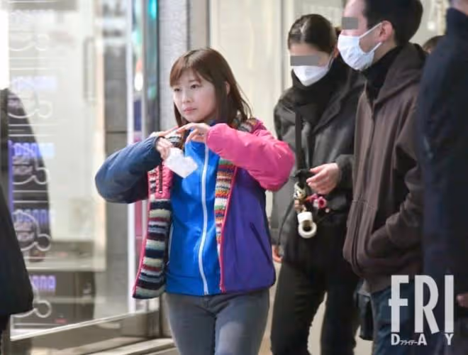 妹妹相差18歲的忘年戀被曝光，親哥悲嘆「又被大叔搶了」