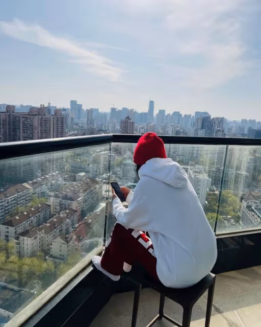 TVB女星生日偶遇梁朝偉!獲男神親密摟肩,劉嘉玲獨自在上海隔離