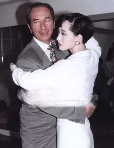 利智當年有多美?與賭王共舞的照片曝光,難怪李連杰寵她30年