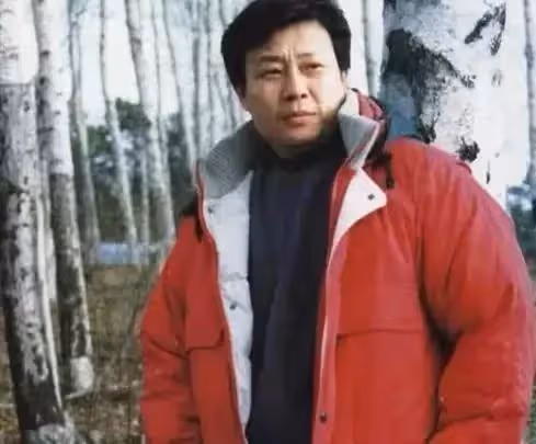 享齊人之福!66歲資深男藝人「兩老婆同住一棟樓」 一家人「和睦相處」兒子卻直言:太痛苦