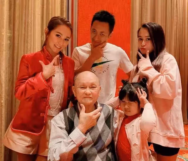 洗米華被抓後,洗米嫂再度回歸闊太生活,大膽秀出香肩,美食甜品盡顯奢華