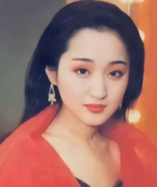 與初戀分手25年!歌壇玉女因「豪富男友走私案」改變人生 今他回歸家庭「她五十不婚不嫁」習慣一個人