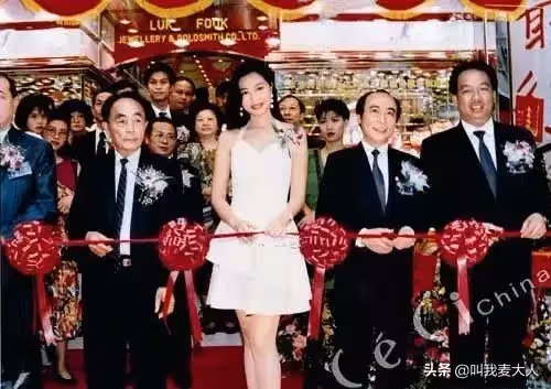 玉女變欲女！港姐冠軍被「前夫曝一周10次」　二婚得1400萬：三婚再嫁初戀「被寵成公主」幸福凍齡
