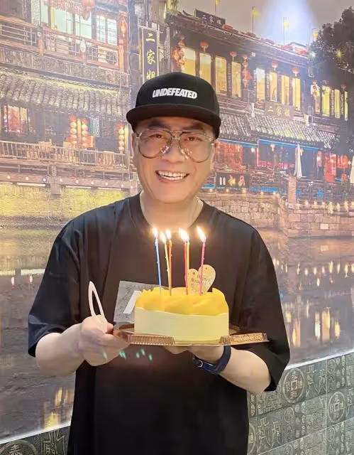 歐陽震華曬年輕時照片,十分帥氣有型,娶豪門老婆被指靠老婆 網友:他靠的是實力!