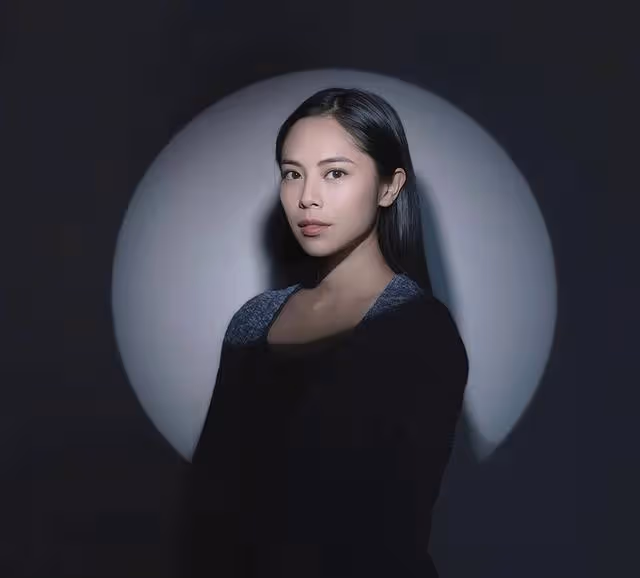 香港女星新劇演技獲贊！五官精緻身材豐滿，為演菲傭刻意塗黑全身