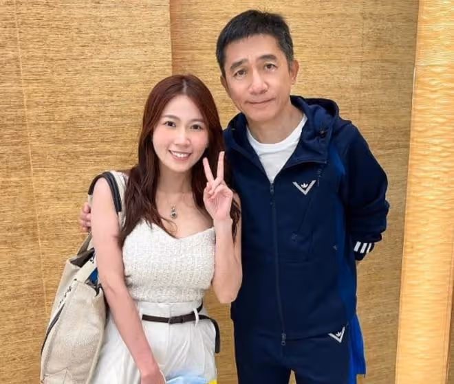 與劉嘉玲分隔兩地，梁朝偉現身商場摟美女合影，還為其送生日祝福