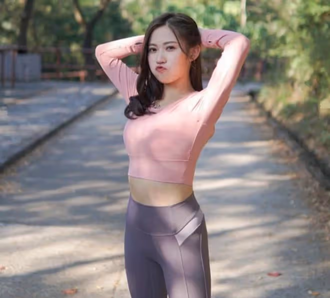 與劉嘉玲分隔兩地，梁朝偉現身商場摟美女合影，還為其送生日祝福